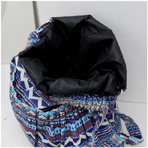 Vue détaillée du sac à dos cordon en toile imprimée ethnique avec doublure noire et cordons.