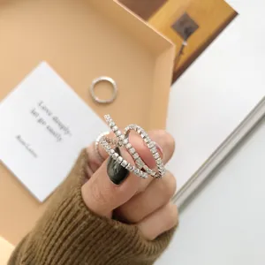 Vista dettagliata dell'anello in argento sterling con zirconi intrecciati per stile quotidiano.