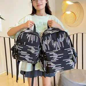 Süßer Mini-Rucksack für Mädchen, stilvolle schwarze Schultasche mit bunten Wellenmustern.