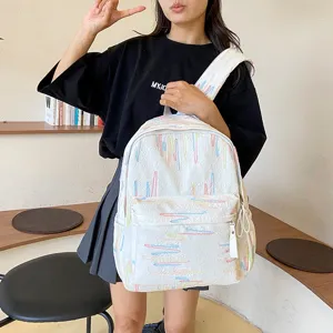 Detailansicht eines niedlichen weißen Rucksacks mit bunten gestreiften Stickereien und modernem Design.