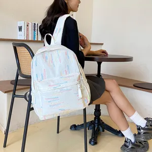 Süßer japanischer Freizeit-Rucksack für Damen, weiße Schultasche mit bunten Streifen.