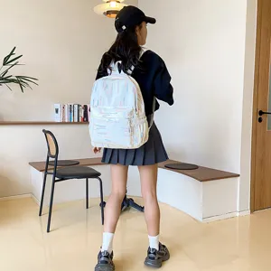 Lässiger Stoffrucksack mit buntem Print, süße Schultasche für modische Mädchen im Alltag.