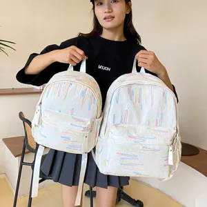 Detailansicht des süßen lässigen Mini-Rucksacks mit bunten Streifen und weichem Stil.