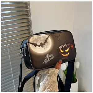 Halloween Thema schwarze Umhängetasche Detail mit Kürbis und Mond Druck und breitem Gurt.