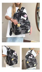 Sac à dos décontracté noir en toile avec broderie colorée et adorables pendentifs en peluche.