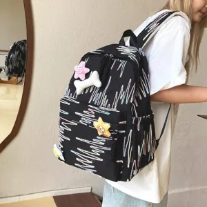 Sac à dos noir élégant avec des motifs brodés colorés et de charmantes peluches.