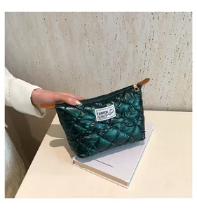Bolsa de maquillaje acolchada verde oscuro con diseño elegante, estuche espacioso para diario.