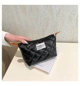 Bolso cosmético acolchado negro, estuche de embrague puffer suave para maquillaje diario.