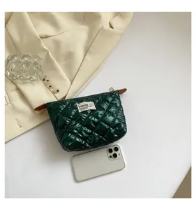 Bolsa cosmética acolchada verde oscura, neceser brillante de moda con etiqueta elegante.