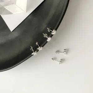 Boucles d'oreilles clous étoile cœur en argent, bijoux minimalistes en argent sterling pour femme.