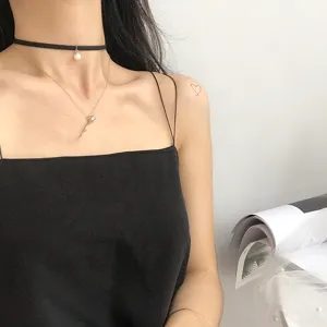 Girocollo in velluto nero a strati e collana catena oro con perla e pendente elegante per donna.