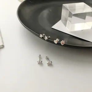 Gros plan detaille de l ensemble de boucles d oreilles etoile coeur couronne en argent.