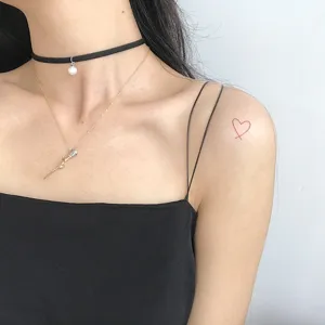 Vista dettagliata di una collana choker in velluto chic con ciondolo perla e catenina oro.