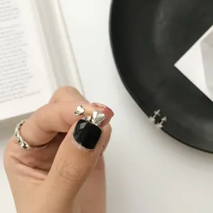 Boucles d'oreilles clous cœur en argent pour femmes, bijoux minimalistes détail.