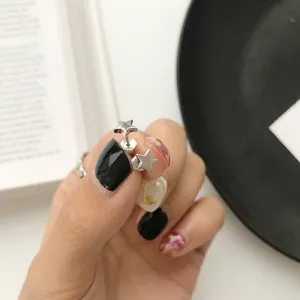 Gros plan détaillé de boucles d'oreilles clous étoiles en argent sterling s925 minimalistes.