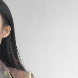 Détail de boucles d'oreilles clous étoile en argent, bijou délicat idéal pour le style quotidien.