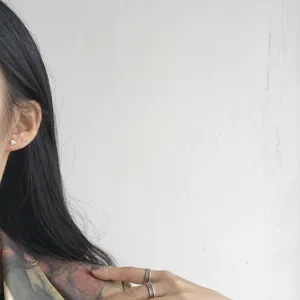 Vue rapprochée de boucles d'oreilles cœur en argent 925 et bagues chaînes tendance.