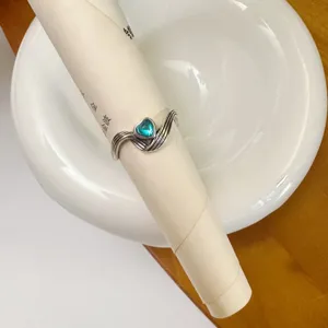 Bague ouverte en argent sterling S925 vintage avec pierre cœur bleu, style rétro ondulé.