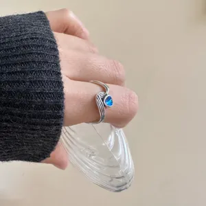 Bague vague cœur bleu vintage en argent sterling 925, détail de bijoux élégants.
