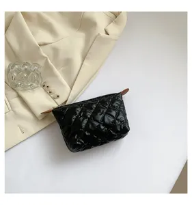 Bolso de maquillaje acolchado negro neceser cosmético de moda práctico organizador con cremallera