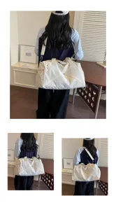 Vista detallada de la bolsa de viaje casual blanca con cremallera y estampado colorido.