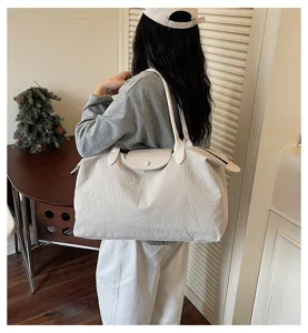 Detailansicht einer grossen Reise-Tragetasche, lässige Schultertasche für Pendeln und Reisen.