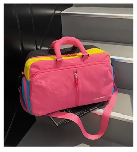 Vista dettagliata della borsa da viaggio color block sulle scale, ideale per il fitness.