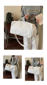 Vue détaillée d'un sac de voyage blanc texturé élégant avec bandoulière pour trajets.