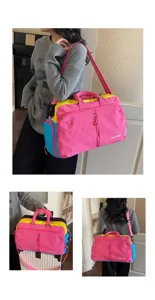 Borsa da viaggio color-block capiente, manici comodi e tracolla regolabile per uso.