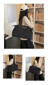 Detailansicht einer großen schwarzen Nylontasche, leichte Reisetasche mit Lederklappe.