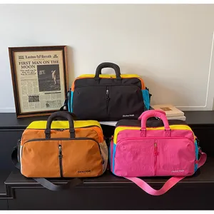 Elegante borsa da viaggio colorblock con grande capienza e comoda tracolla sportiva.