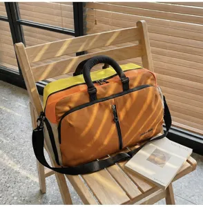 Borsone da viaggio colorblock grande capacità, manici resistenti e tracolla regolabile.
