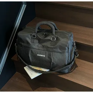Μαύρη καρό ταξιδιωτική τσάντα για γυμναστήριο και αθλητικά με ρυθμιζόμενο ιμάντα.