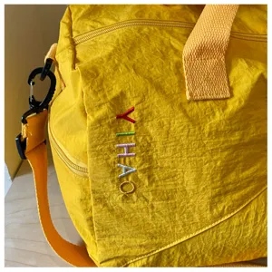 Bolsa de viaje de nailon amarillo para deporte y fitness con bordado YIHAO y correa.