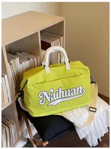 Bolsa de viaje de lona elegante con correa para el hombro, ideal para escapadas y desplazamientos.