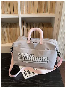 Bolsa de viaje gris informal con asas rosas y elegante estampado de letras para uso diario.