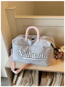 Bolso de viaje gris informal con asas rosas y elegante estampado de letras para el trabajo.