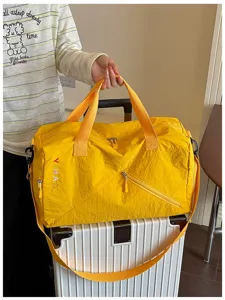 Bolsa de viaje amarilla bolsa deportiva casual impermeable bolsa de fitness con correa para viajes.