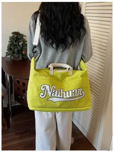 Bolsa de viaje duffle amarillo brillante con correa y elegante estampado de letras para viajes cortos.