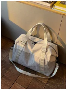 Detailansicht der stylischen Reisetasche, ideal für Pendeln, Fitnessstudio und Wochenendausflüge.