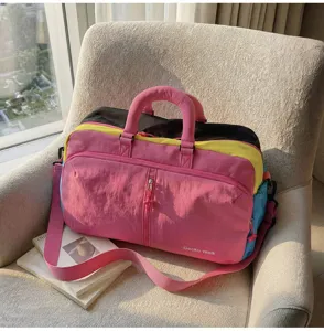Elegante borsa da viaggio color-block con grande capacità, tracolla e comodi manici robusti.