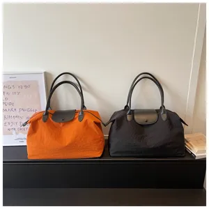 Große Reise-Tasche aus leichtem Nylon mit Ledergriffen als stylische Freizeittasche