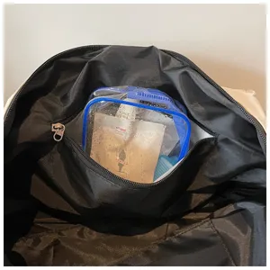 Detailansicht des Innere einer großen Reisetasche mit wasserdichter Kosmetiktasche.