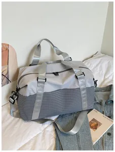 Stilvolle graue Reisetasche mit Karo-Muster Detail, ideal für Sport, Fitness und Wochenendausflüge.