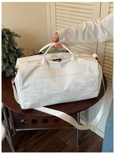 Vue detaillee du sac de voyage leger, sac weekend casual avec bandouliere pour voyage.