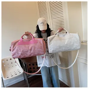 Sac de voyage détail montrant le modèle avec des options rose et blanche pour le sport.