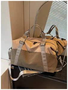 Stylische Reisetasche mit Karo-Muster, geräumige Sport-Schultertasche für Pendler und Reisen.