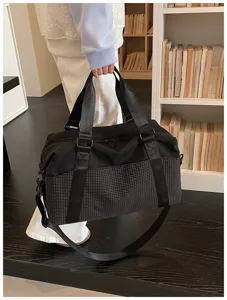 Schwarze Reisetasche mit Karomuster-Detail, ideal für Fitnessstudio, Geschäftsreisen und Wochenendtrips.