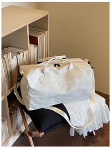 Sac de voyage blanc élégant sac de sport léger à bandoulière pour le fitness et trajets.