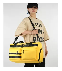 Vue détaillée du sac de voyage jaune montrant ses poches multiples et son compartiment chaussures.